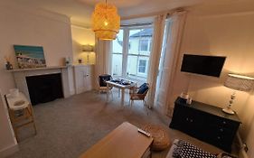 Centrally Located, Comfortable Apartment Near Station, Beach And North Laines