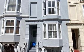 Centrally Located, Comfortable Apartment Near Station, Beach And North Laines