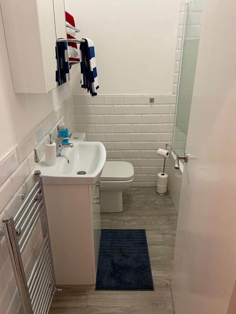 Centrally Located, Comfortable Apartment Near Station, Beach And North Laines Brighton Room photo
