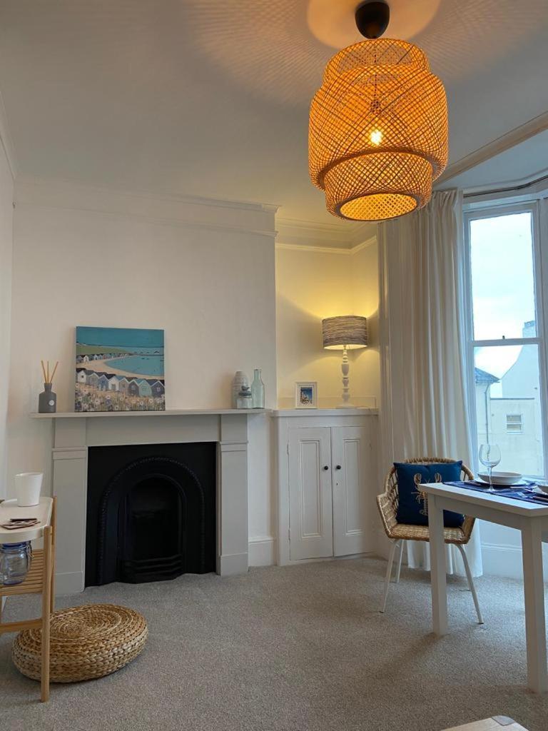 Centrally Located, Comfortable Apartment Near Station, Beach And North Laines Brighton Room photo