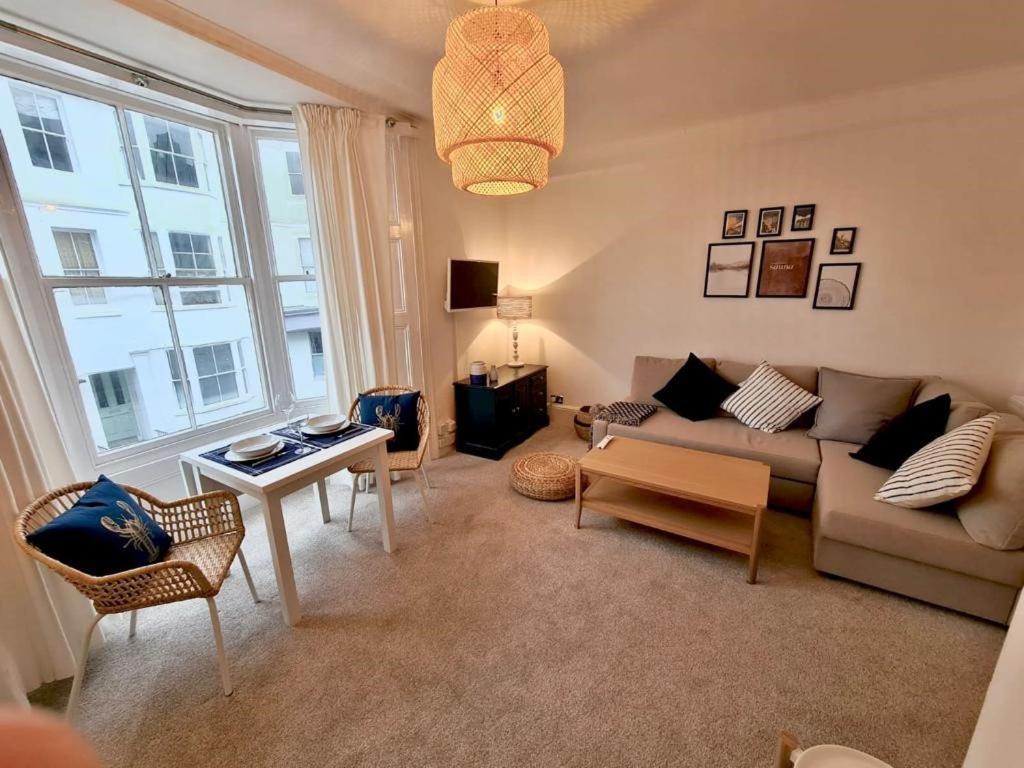 Centrally Located, Comfortable Apartment Near Station, Beach And North Laines Brighton Room photo